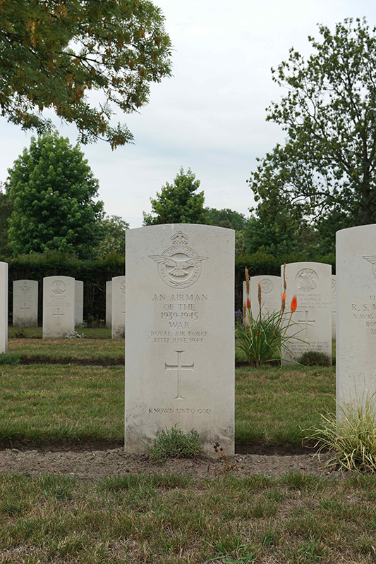 Graf foto van An Airman Of The 1939-1945 War 17th June 1944 An Airman Of The 1939-1945 War 17th June 1944