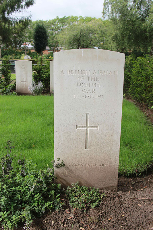 Graf foto van An Airman Of The 1939-1945 War 1st April 1943 An Airman Of The 1939-1945 War 1st April 1943